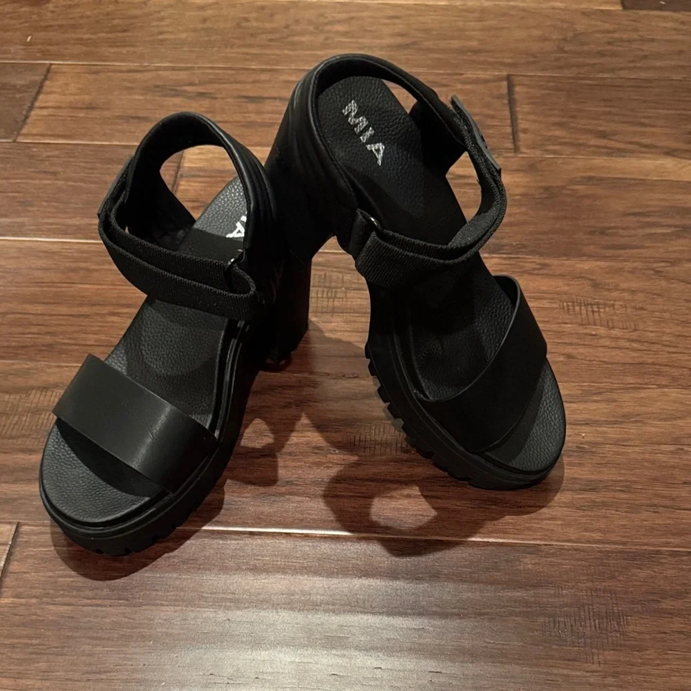 MIA Black Ivelisse Platform Sandals - Picture 2 of 5